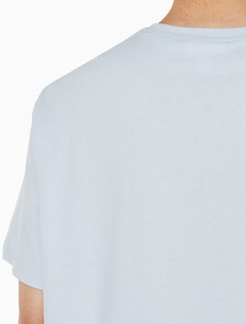 Buy 남성 레귤러핏 히어로 모노그램 로고 반팔 티셔츠 in color LIGHT BLUE