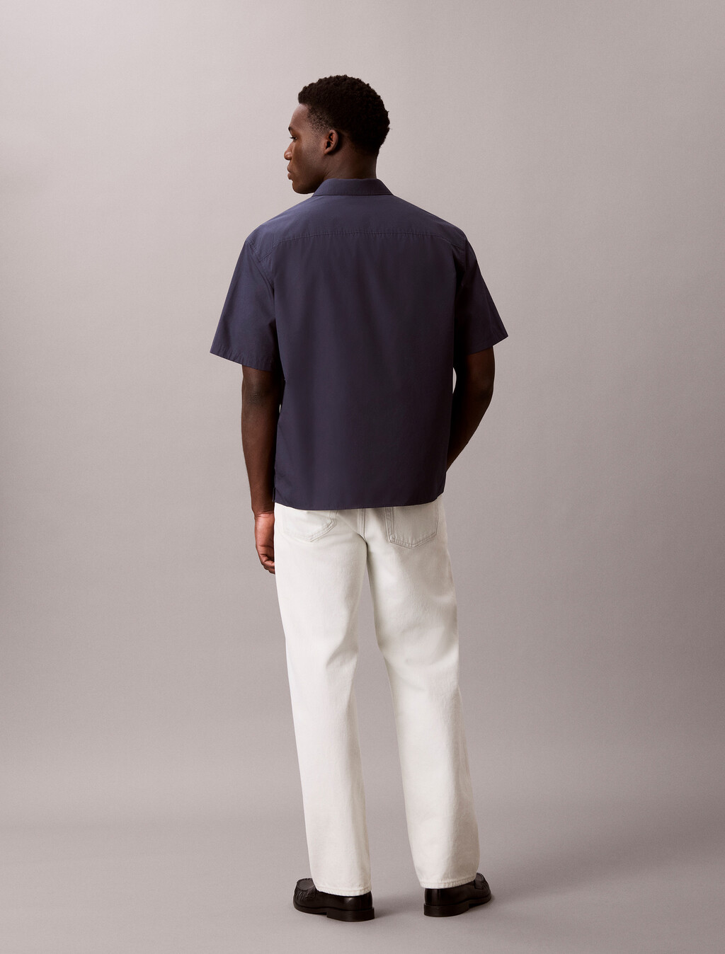Buy 솔리드 워시드 포플린 릴렉스 숏슬리브 셔츠 in color SPEAKEASY