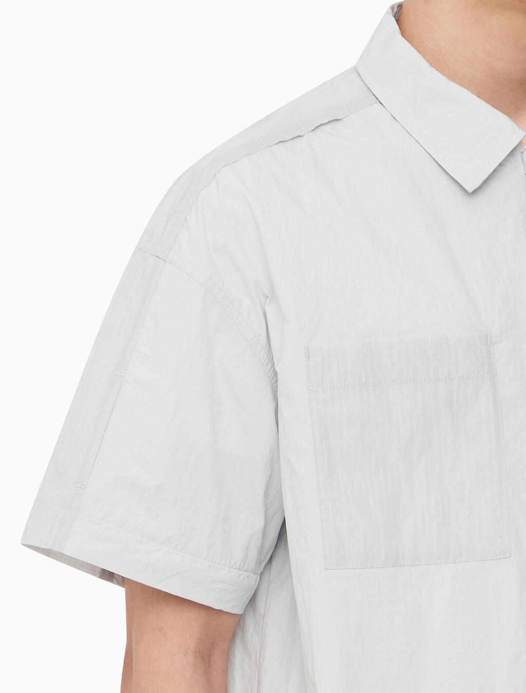 Buy 남성 릴렉스핏 디테처블 유틸리티 셔츠 in color WHITE