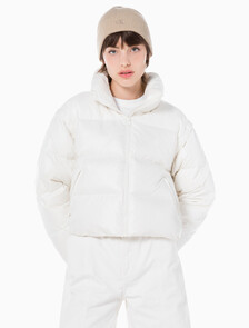 Buy 여성 글로시 디터쳐블 크롭 다운 푸퍼 in color WHITE