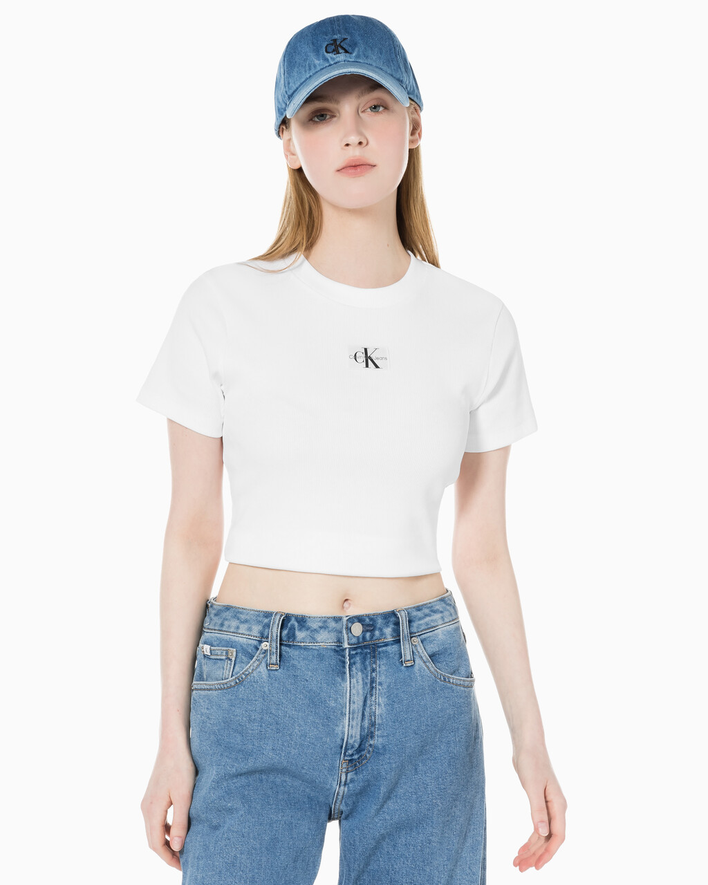 Buy 여성 로고 뱃지 크롭 반팔 티셔츠 in color BRIGHT WHITE