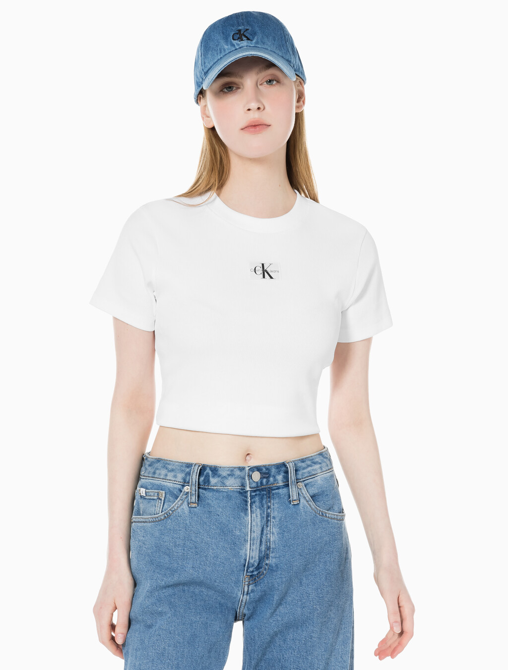 Buy 여성 로고 뱃지 크롭 반팔 티셔츠 in color BRIGHT WHITE