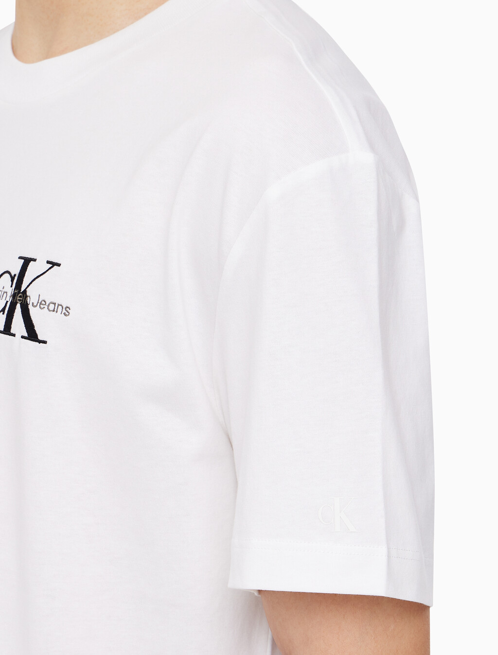 Buy 남성 릴렉스핏 엠보싱 로고 반팔 티셔츠 in color BRIGHT WHITE