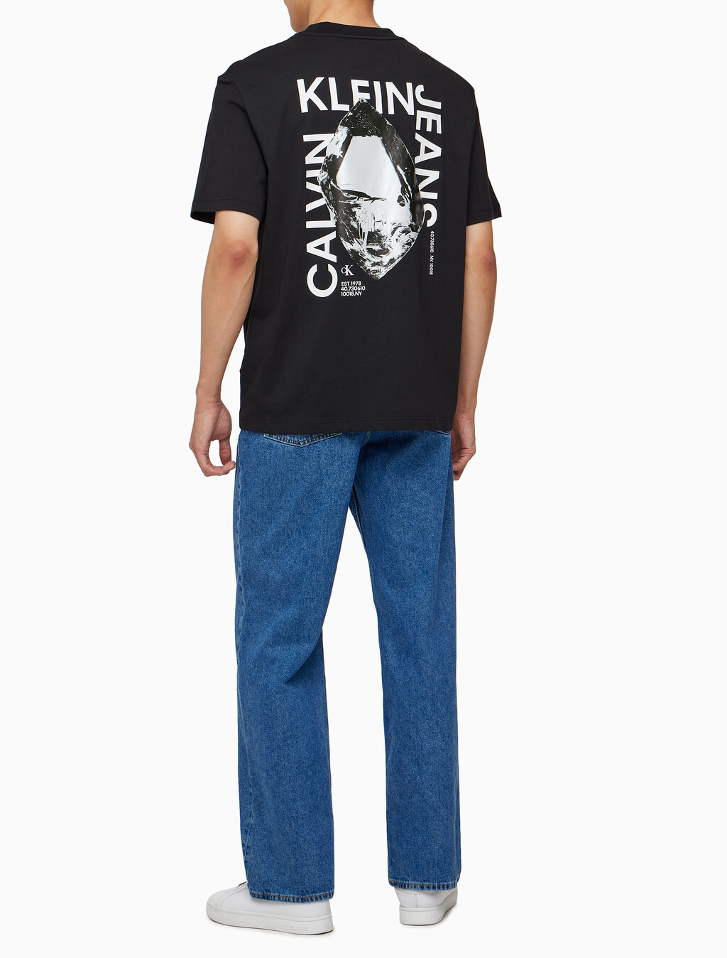 Buy 남성 릴렉스핏 모던 메탈 로고 반팔 티셔츠 in color CK BLACK