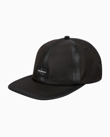 Buy 남성 CKJ 스포츠 에센셜 플랫 캡 in color BLACK