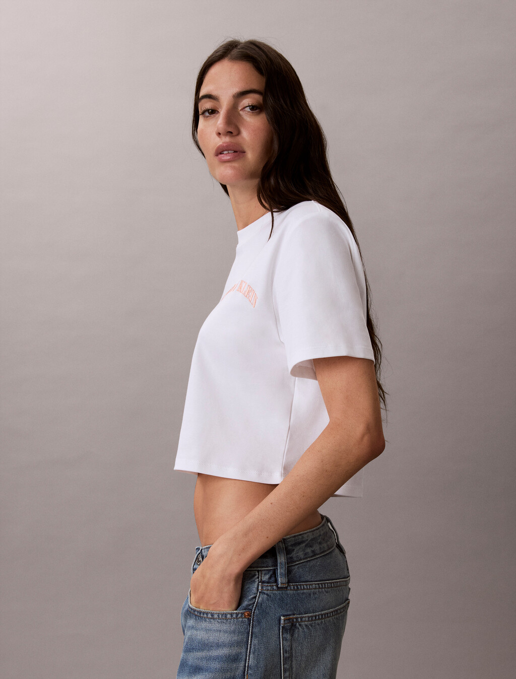 Buy 여성 슬릭 인터록 크롭드 티 in color BRIGHT WHITE