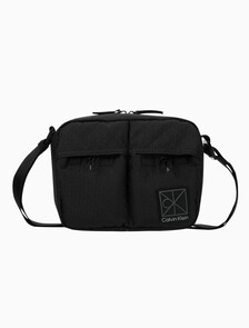 Buy 남성 유틸리티 엠블럼 카메라 백 in color BLACK