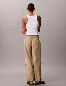 Buy 여성 크링클 나일론 팬츠 in color CORNSTALK