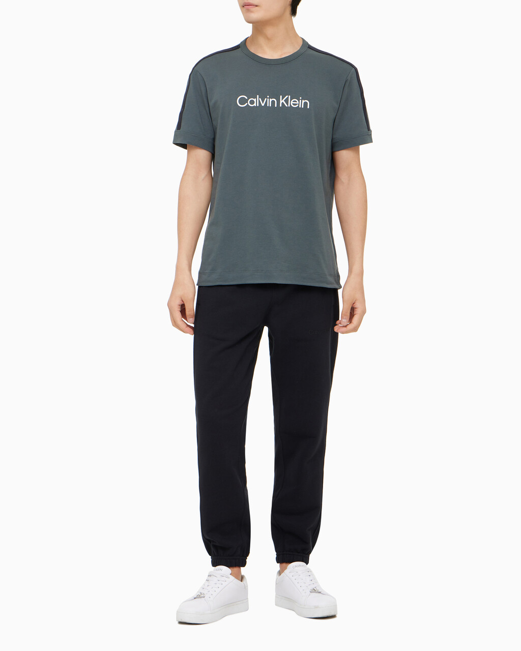 Buy 남성 리플렉티브 로고 릴렉스 핏 기능성 반팔 티셔츠 in color URBAN CHIC