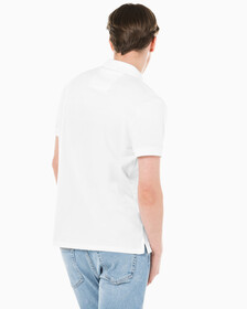 Buy 남성 슬림핏 CK 뱃지 로고 반팔 폴로 티셔츠 in color BRIGHT WHITE