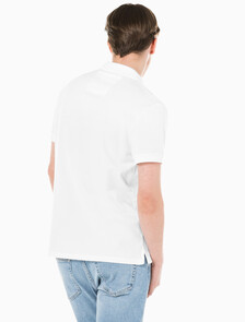 Buy 남성 슬림핏 CK 뱃지 로고 반팔 폴로 티셔츠 in color BRIGHT WHITE