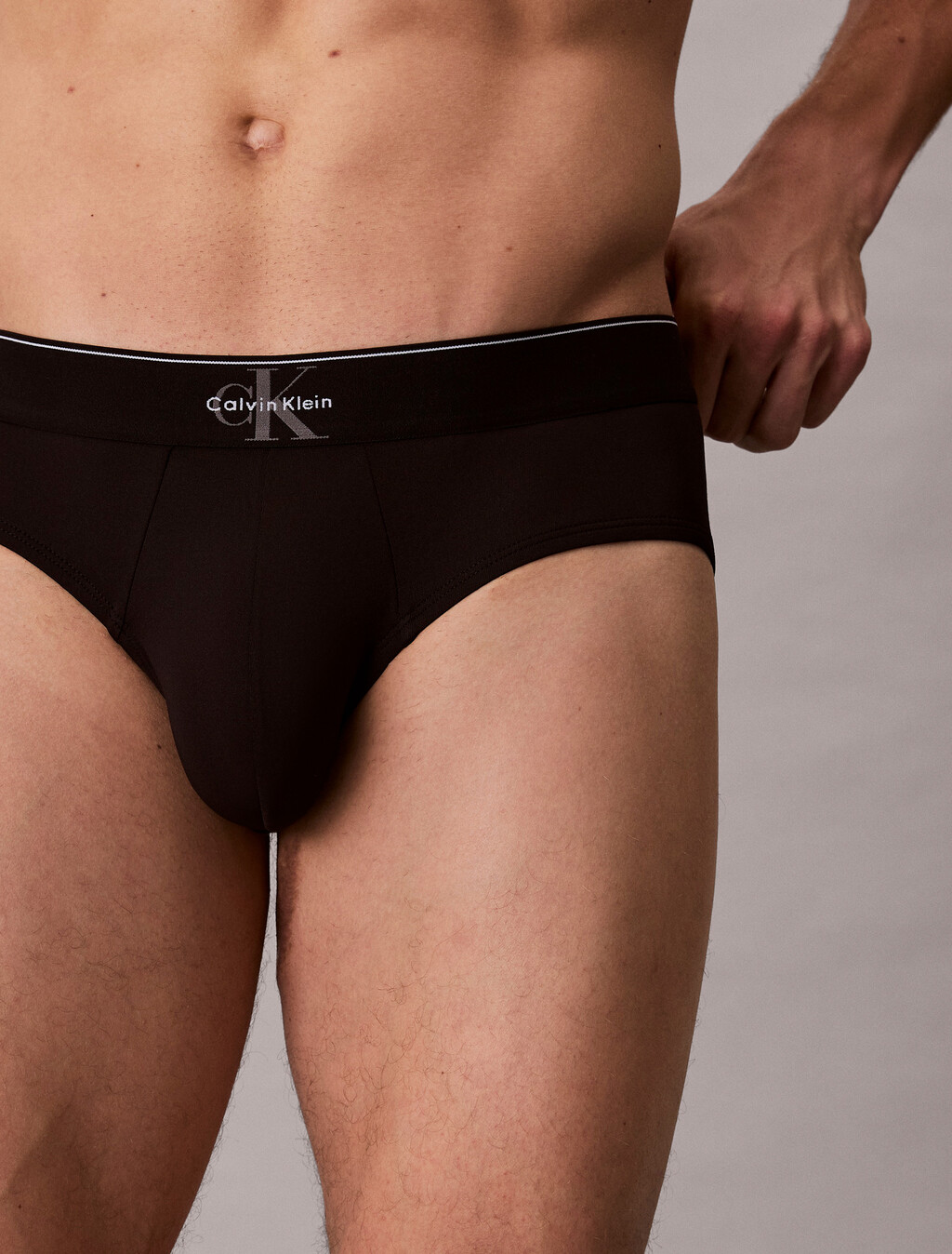 Buy 남성 CK 그래픽 마이크로 힙브리프 in color BLACK