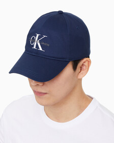Buy 남녀공용 CKJ 모노그램 엠브로이더리 캡 in color TWILIGHT NAVY