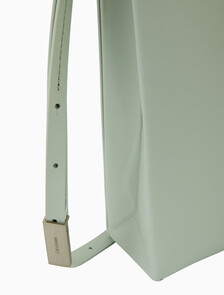 Buy 여성 크로스바디 페이퍼 레더백 in color GREEN