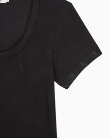 Buy 여성 로고 엠보스 립 반팔 코튼 드레스 in color CK BLACK