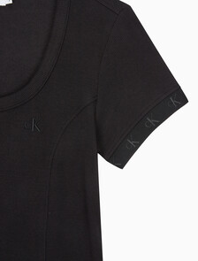 Buy 여성 로고 엠보스 립 반팔 코튼 드레스 in color CK BLACK