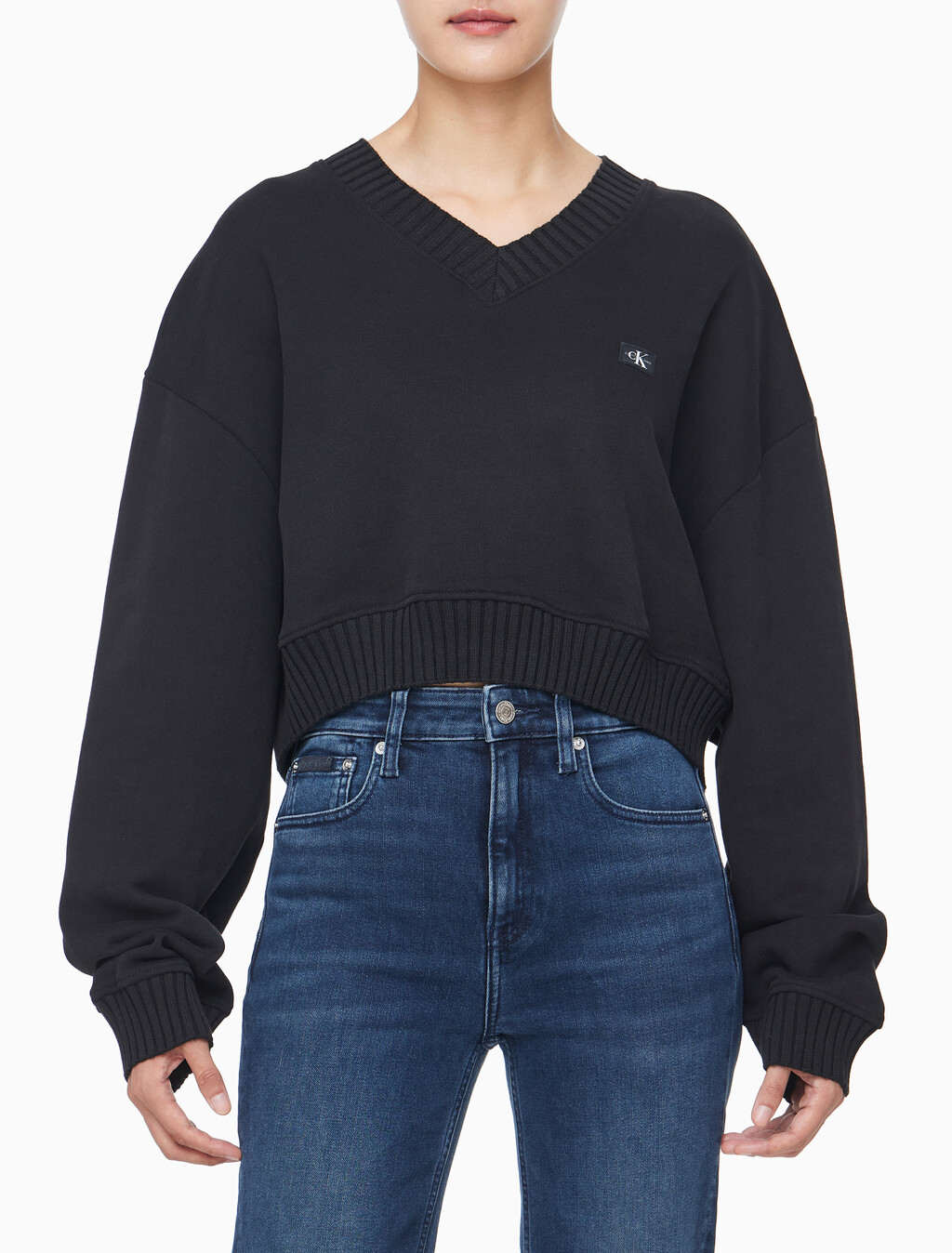 Buy 여성 우븐 라벨 브이넥 스웻셔츠 in color CK BLACK