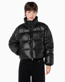 Buy 여성 글로시 디터쳐블 크롭 다운 푸퍼 in color CK BLACK