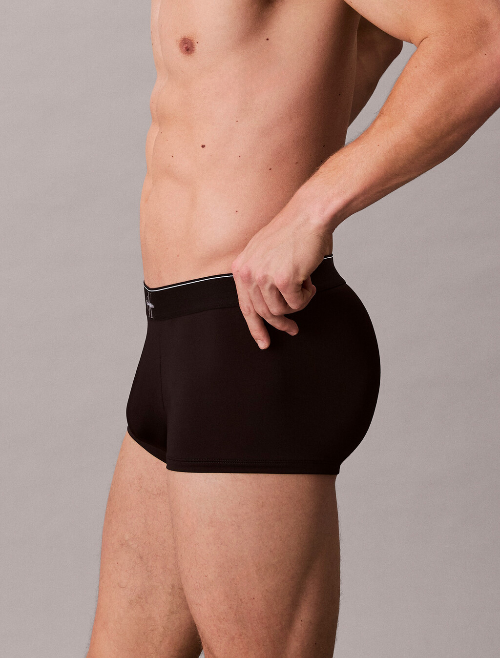 Buy 남성 CK 그래픽 마이크로 로우 라이즈 트렁크 in color BLACK