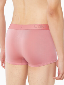 Buy 남성 CK 블랙 3PK 로우 라이즈 트렁크 in color Charcoal / Dark Pink / White