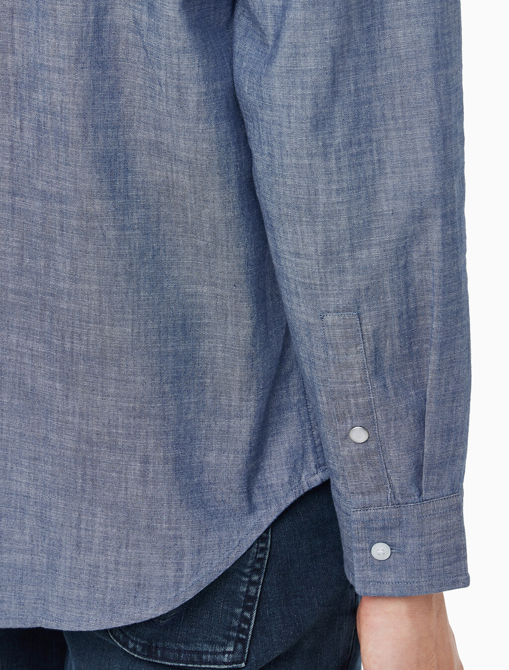 Buy 챔브레이 클래식 셔츠 in color Deep Indigo Blue