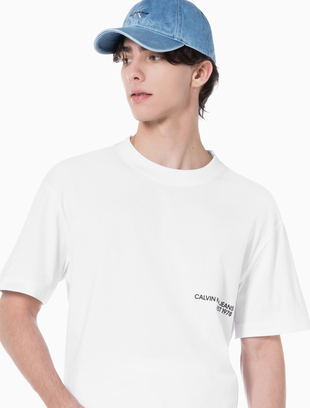 Buy 남성 릴렉스핏 CK 스프레이 로고 반팔 티셔츠 in color BRIGHT WHITE
