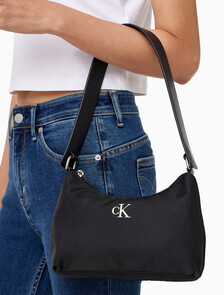 Buy 여성 CKJ 슬릭 숄더 백 in color BLACK