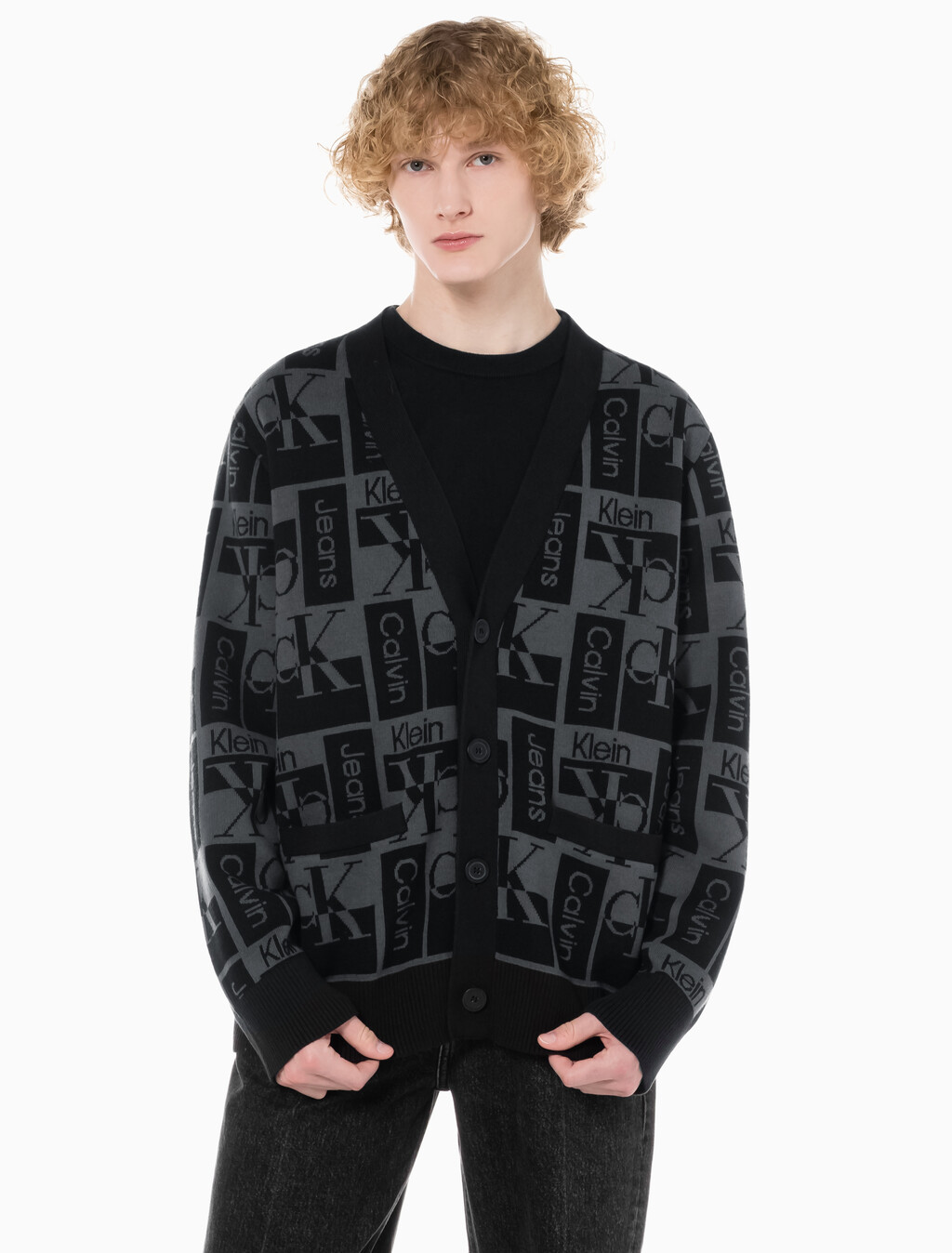 Buy 남성  릴렉스 핏 AOP 로고 스웨터 가디건 in color CK BLACK