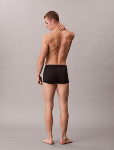 Buy 남성 CK 그래픽 마이크로 로우 라이즈 트렁크 in color BLACK