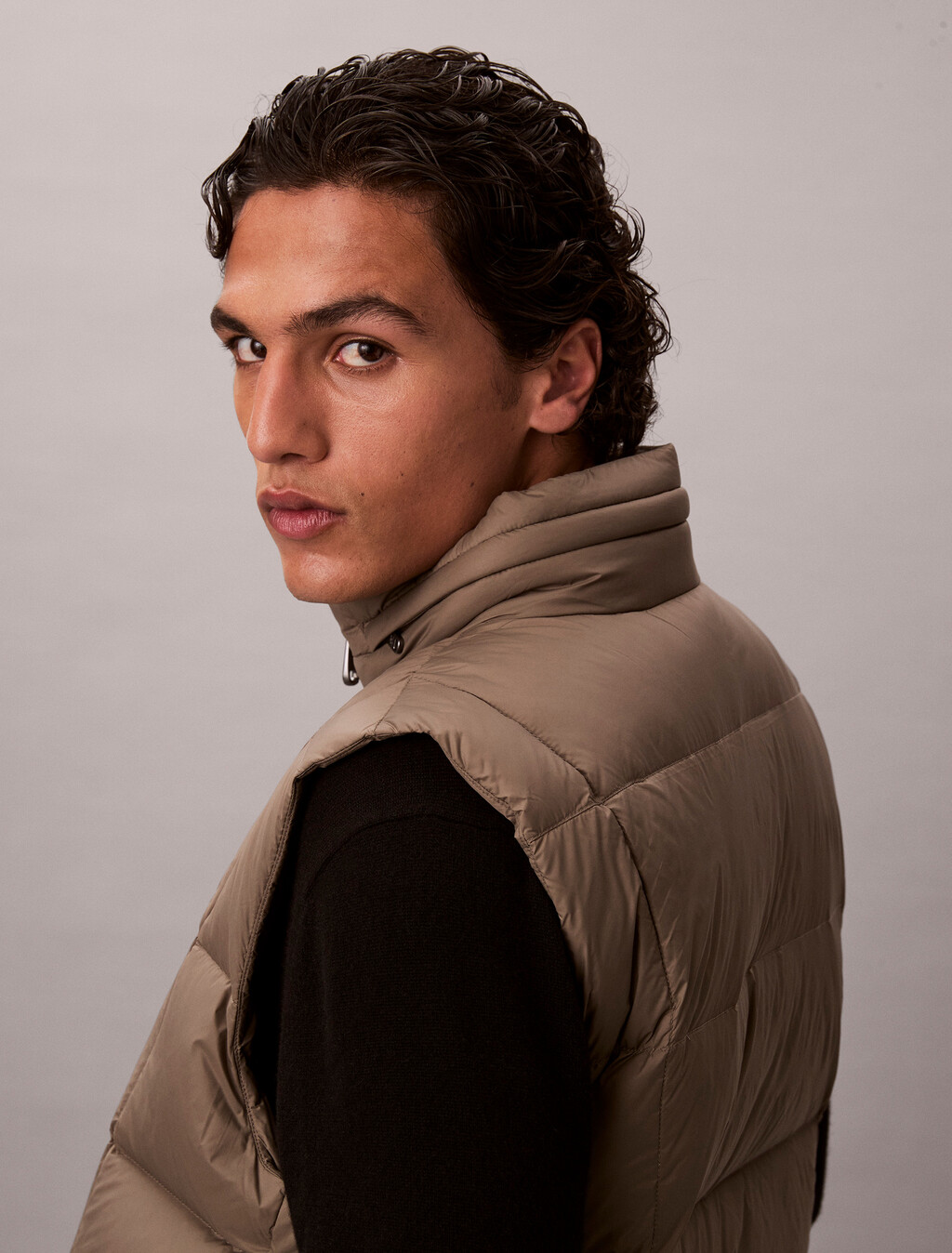 Buy 남성 나일론 퀼티드 푸퍼 베스트 in color BUNGEE CORD