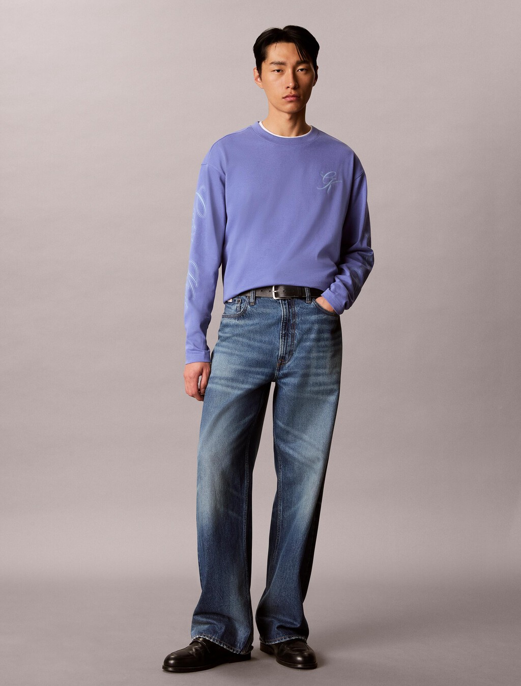 Buy 남성 릴렉스 시즌 그래픽 긴팔 티셔츠 in color BLEACHED DENIM