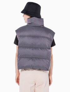 Buy 여성 투톤 글로시 디터쳐블 크롭 다운 in color AMARANTH 