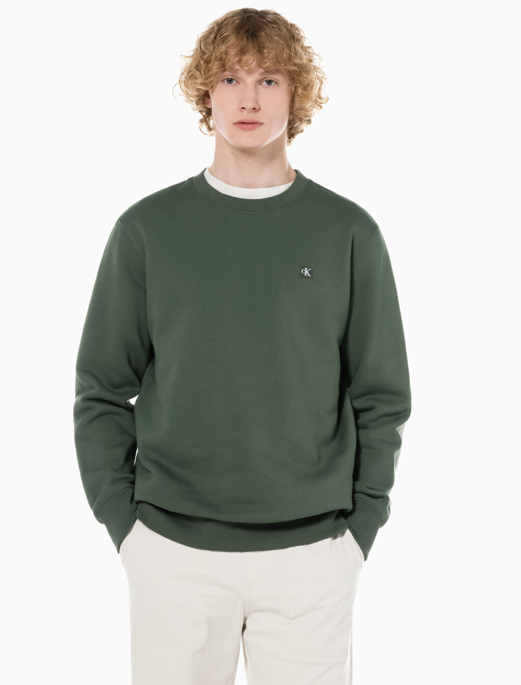 Buy 남성 레귤러핏 CK 뱃지 로고 기모 스웨트셔츠 in color KHAKI
