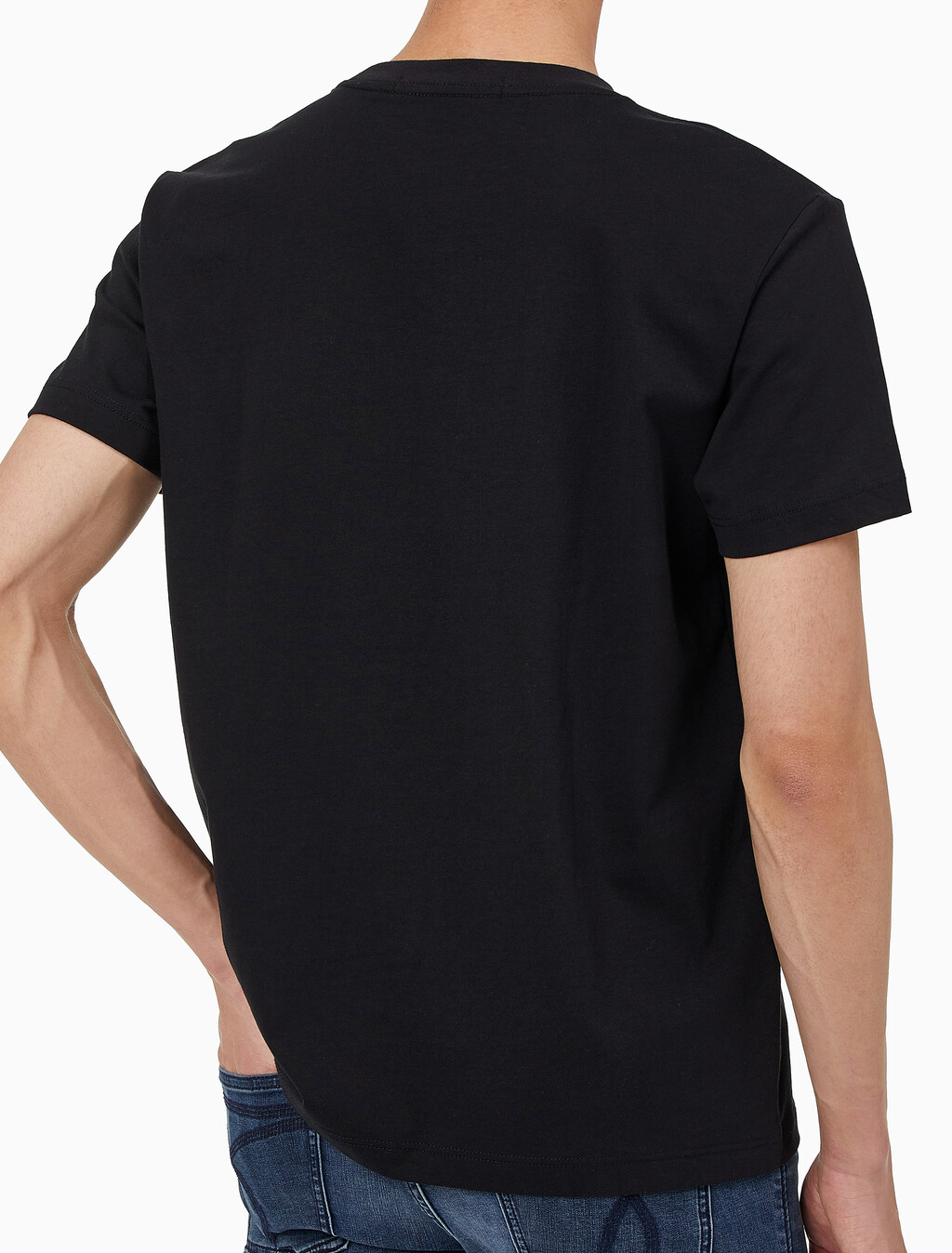 Buy 남성 레귤러핏 CK 로고 뱃지 반팔 티셔츠 in color CK BLACK