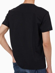 Buy 남성 레귤러핏 CK 로고 뱃지 반팔 티셔츠 in color CK BLACK
