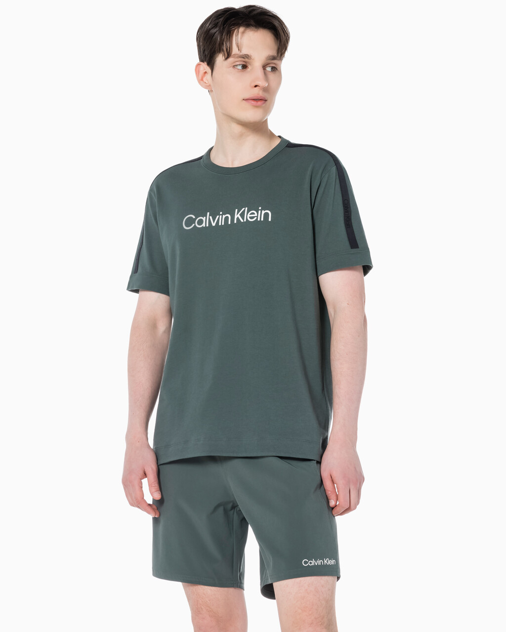 Buy 남성 리플렉티브 로고 릴렉스 핏 기능성 반팔 티셔츠 in color URBAN CHIC