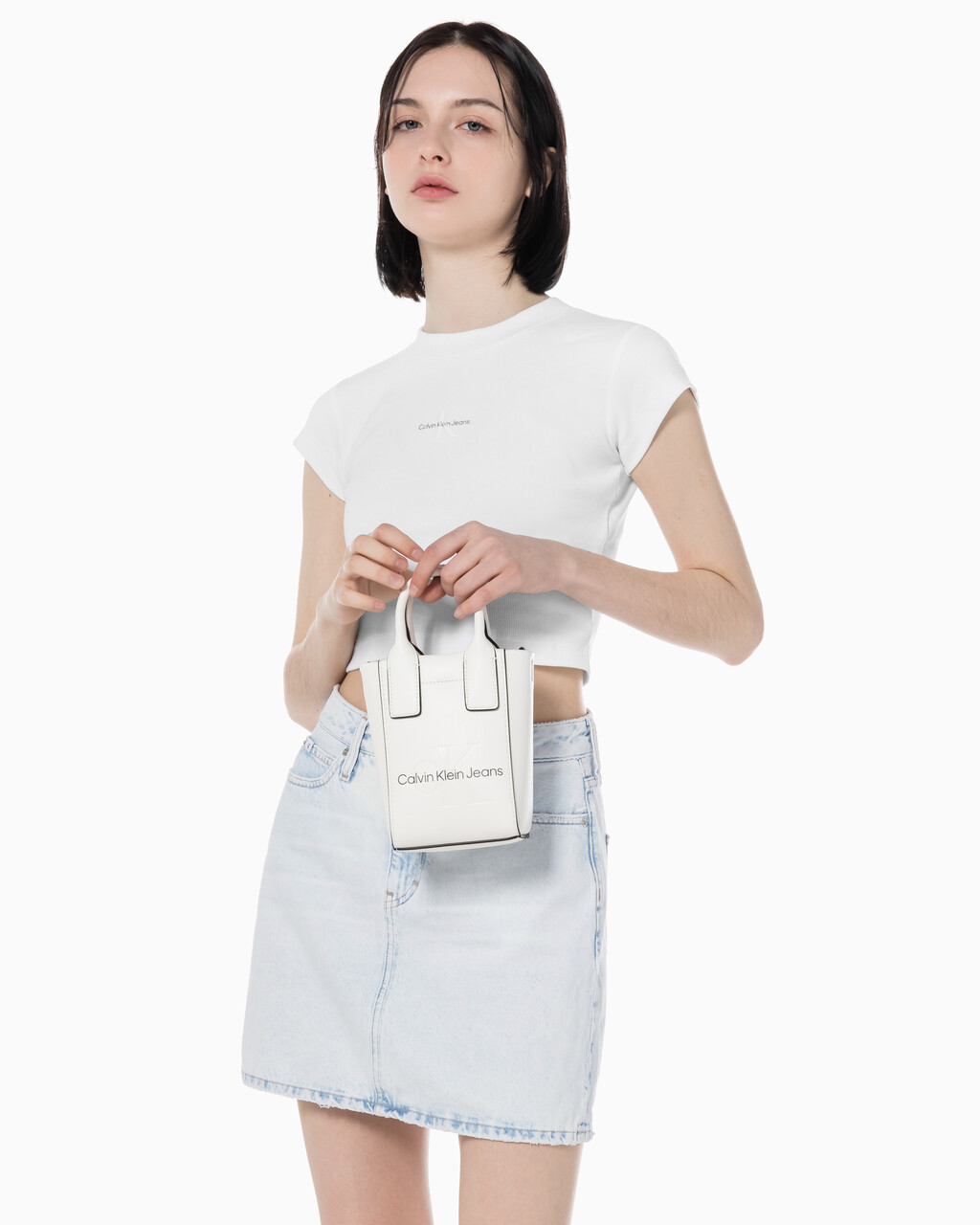Buy 여성 CKJ 스컬티드 마이크로 토트 모노 크로스백 in color ANCIENT WHITE