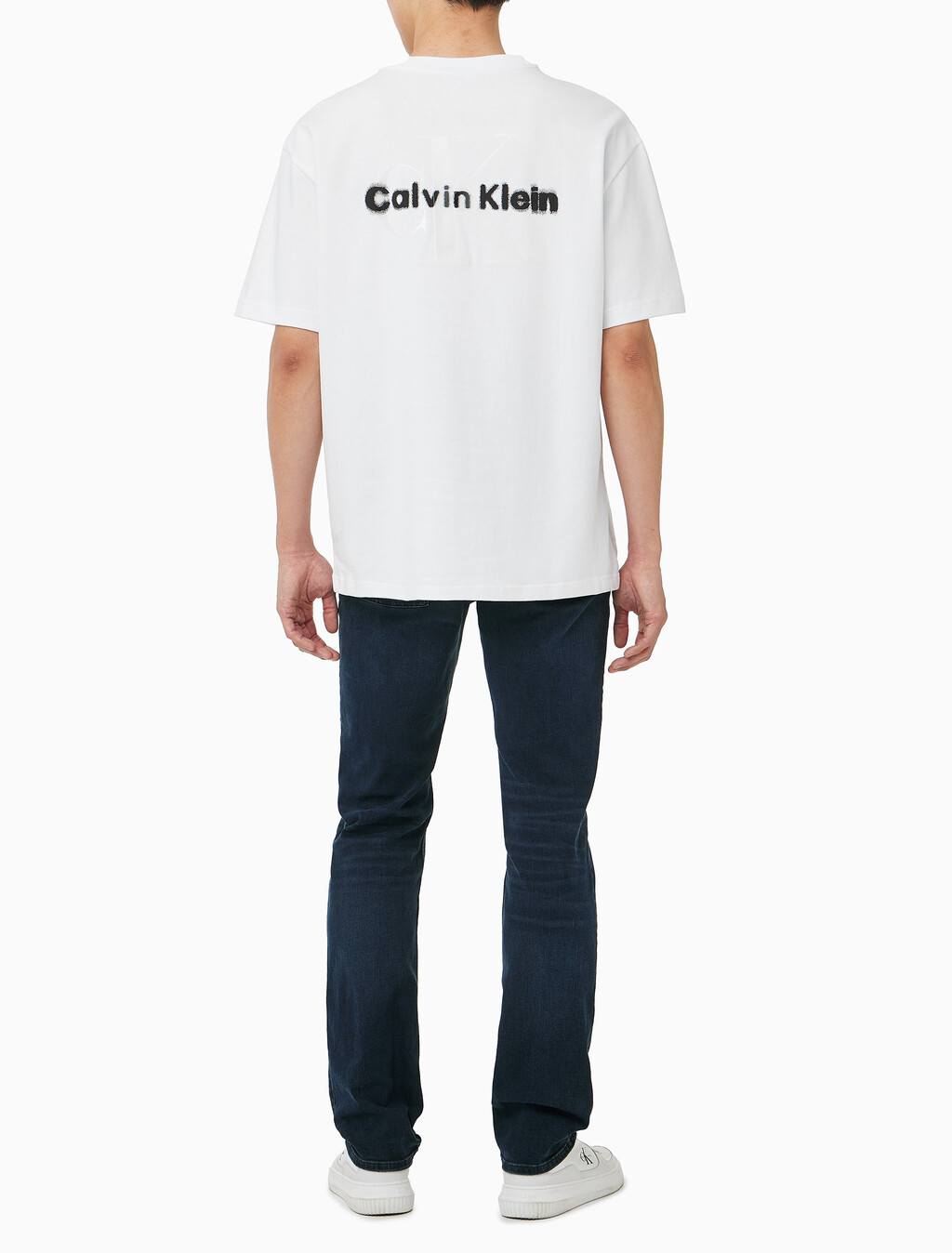 Buy 남성 릴렉스핏 CK 리퀴드 모노그램 로고 반팔 티셔츠 in color BRILLIANT WHITE