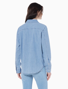 Buy 여성 롱슬리브 클래식 샴브레이 셔츠 in color LIGHT BLUE