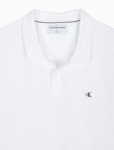 Buy 남성 슬림핏 CK 로고 뱃지  폴로 티셔츠 in color BRIGHT WHITE