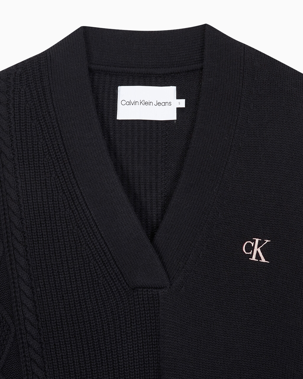 Buy 여성 케이블 인터레스트 브이넥 풀오버 울 스웨터 in color CK BLACK