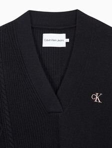 Buy 여성 케이블 인터레스트 브이넥 풀오버 울 스웨터 in color CK BLACK