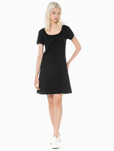 Buy 여성 로고 엠보스 립 반팔 코튼 드레스 in color CK BLACK