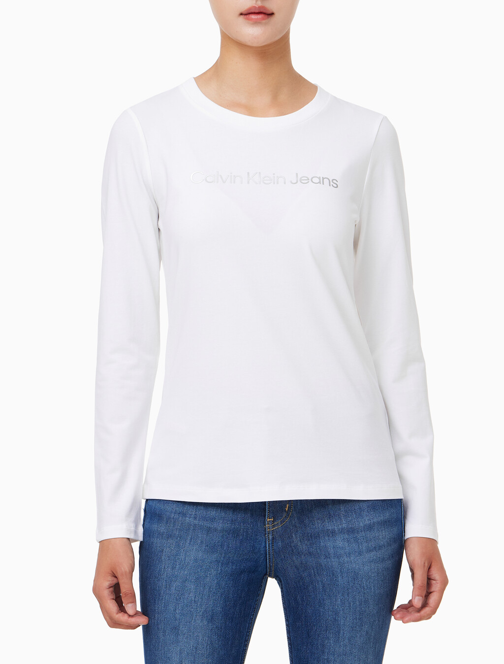 Buy 여성 인스티튜셔널 로고 스트레이트핏 긴팔 티셔츠 in color BRIGHT WHITE