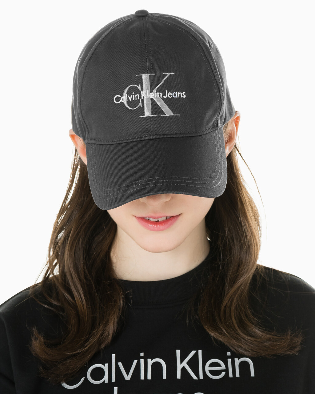 Buy 남녀공용 CKJ 모노그램 엠브로이더리 캡 in color CHARCOAL