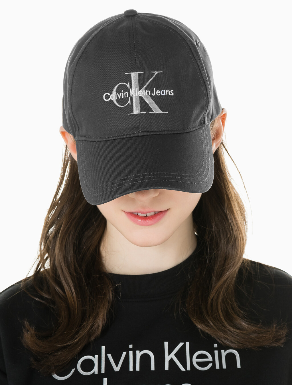 Buy 남녀공용 CKJ 모노그램 엠브로이더리 캡 in color CHARCOAL