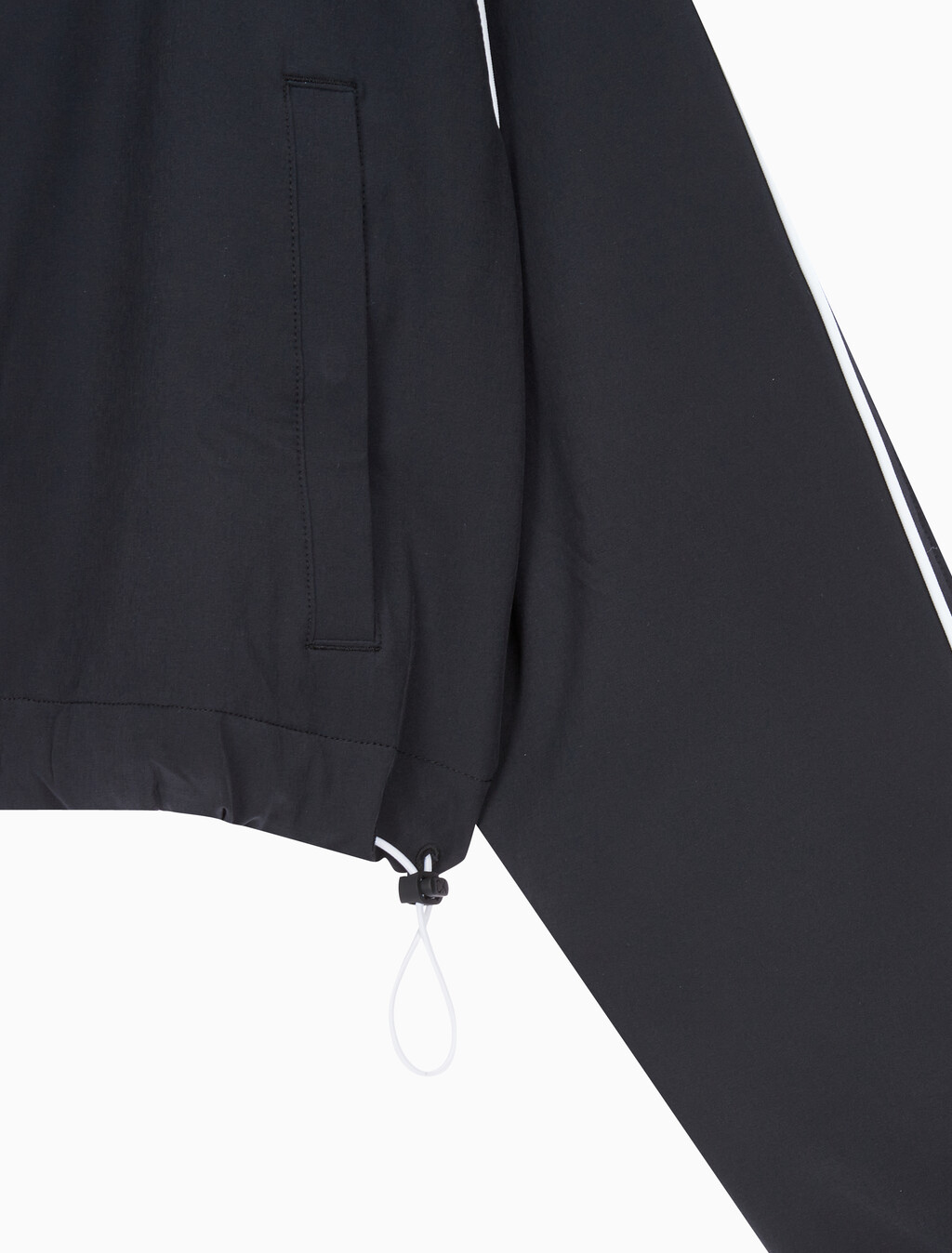 Buy 여성 백로고 릴랙스핏 크롭 윈드 재킷 in color BLACK