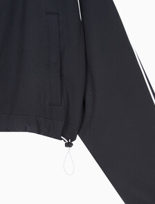 Buy 여성 백로고 릴랙스핏 크롭 윈드 재킷 in color BLACK