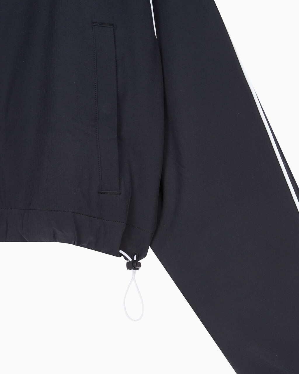 Buy 여성 백로고 릴랙스핏 크롭 윈드 재킷 in color BLACK