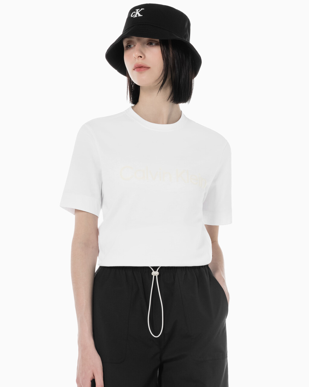 Buy 여성 릴렉스 핏 볼드 로고 반팔 티셔츠 in color BRIGHT WHITE